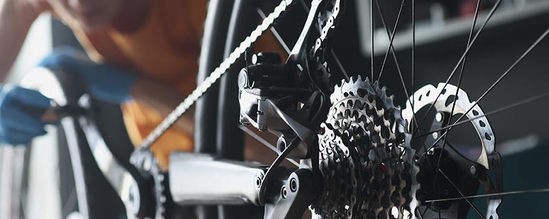 Im Vergleich zum E-Bike werden manuelle Räder noch mit Kettenschaltung betrieben.