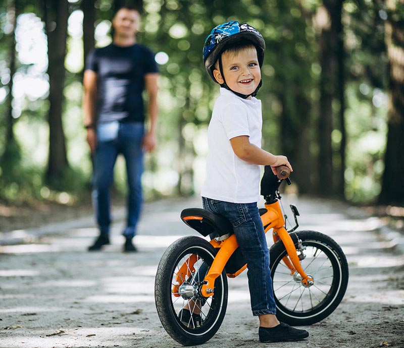 Fahrrspaß wird Ihrem Kind garantiert, wenn Sie es mit einem Laufrad das Radfahren üben lassen.